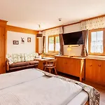 Lustiger Hirsch Akams