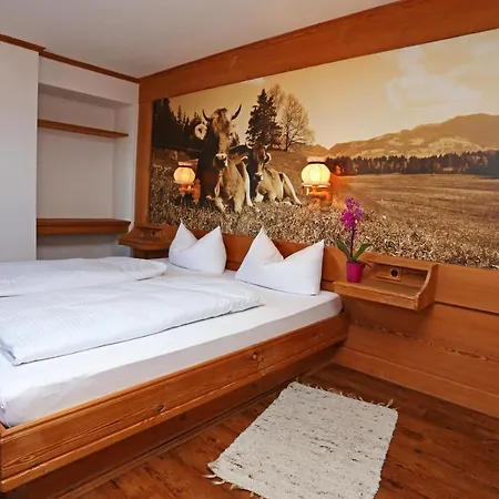 Lustiger Hirsch Akams