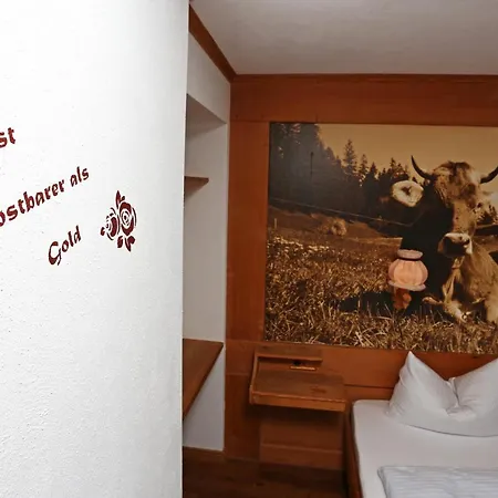 Lustiger Hirsch Akams