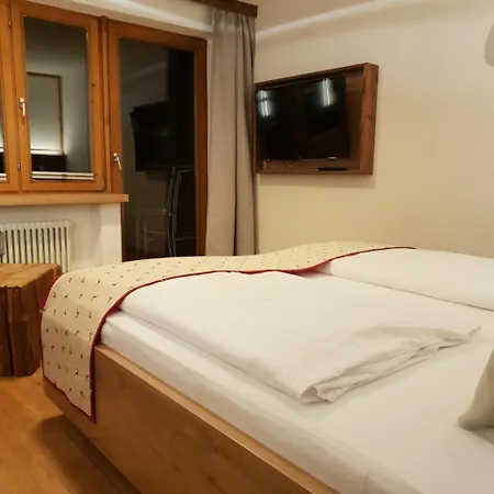 Lustiger Hirsch Akams