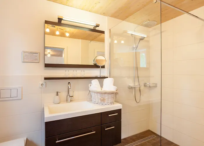 Lustiger Hirsch מלון 3*