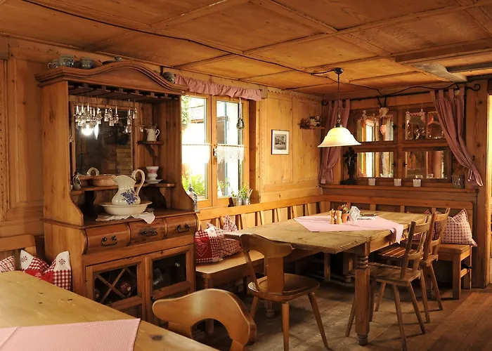 מלון Lustiger Hirsch 3*