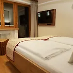 Lustiger Hirsch Akams