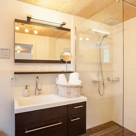 Lustiger Hirsch מלון 3*