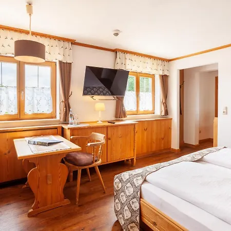 Lustiger Hirsch מלון 3*