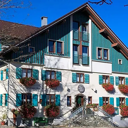 Lustiger Hirsch Akams