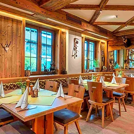 Hotel Lustiger Hirsch Akams