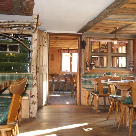 Hotel Lustiger Hirsch Akams