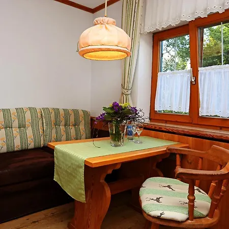 Lustiger Hirsch Akams