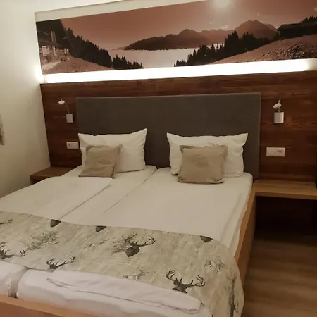 Lustiger Hirsch Hotel Akams