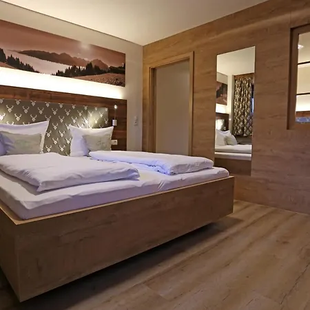 Lustiger Hirsch מלון Akams